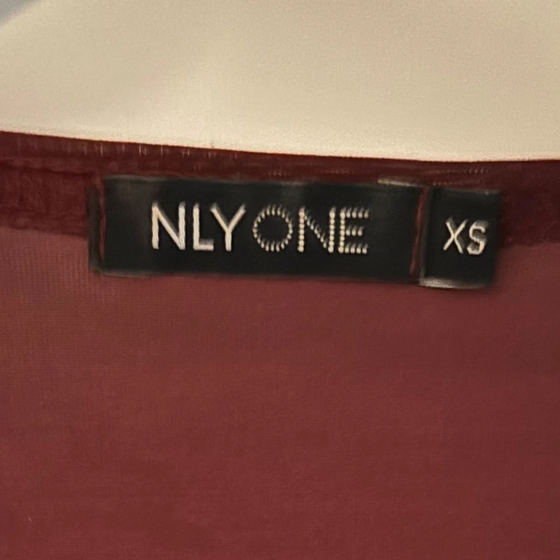 Vinröd klänning med v-ringning - 4