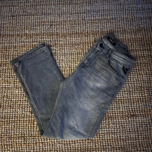 Replay jeans  - Säljer dessa tvärfeta replay jeansen, modellen heter thad. Dem passar alla mellan 170-179. Har inte använt dem så mycket så jag säljer dem,skulle säga att dem sitter slim men inte för tight. Beredd att gå ner i pris vid snabb affär🍾🙌