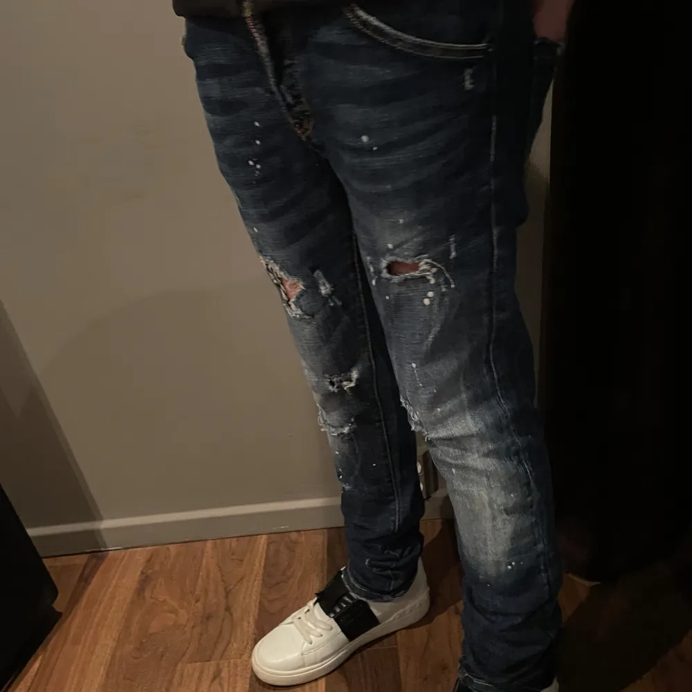 Säljer ett par tvär feta Dsquared2 jeans för ett galet pris| nypris 2-4 tusen vårt pris 540😍| de är i storlek 46. Pris ej hugget i sten kom gärna med prisförslag🤑Vid eventuella frågor kontakta oss📱. Farkut & Housut.