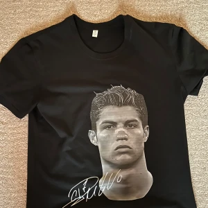 Cristiano Ronaldo T-shirt  - En magisk tröja med fin design, har fått många komplimanger men råkade köpa 2 stycken så säljer den ena