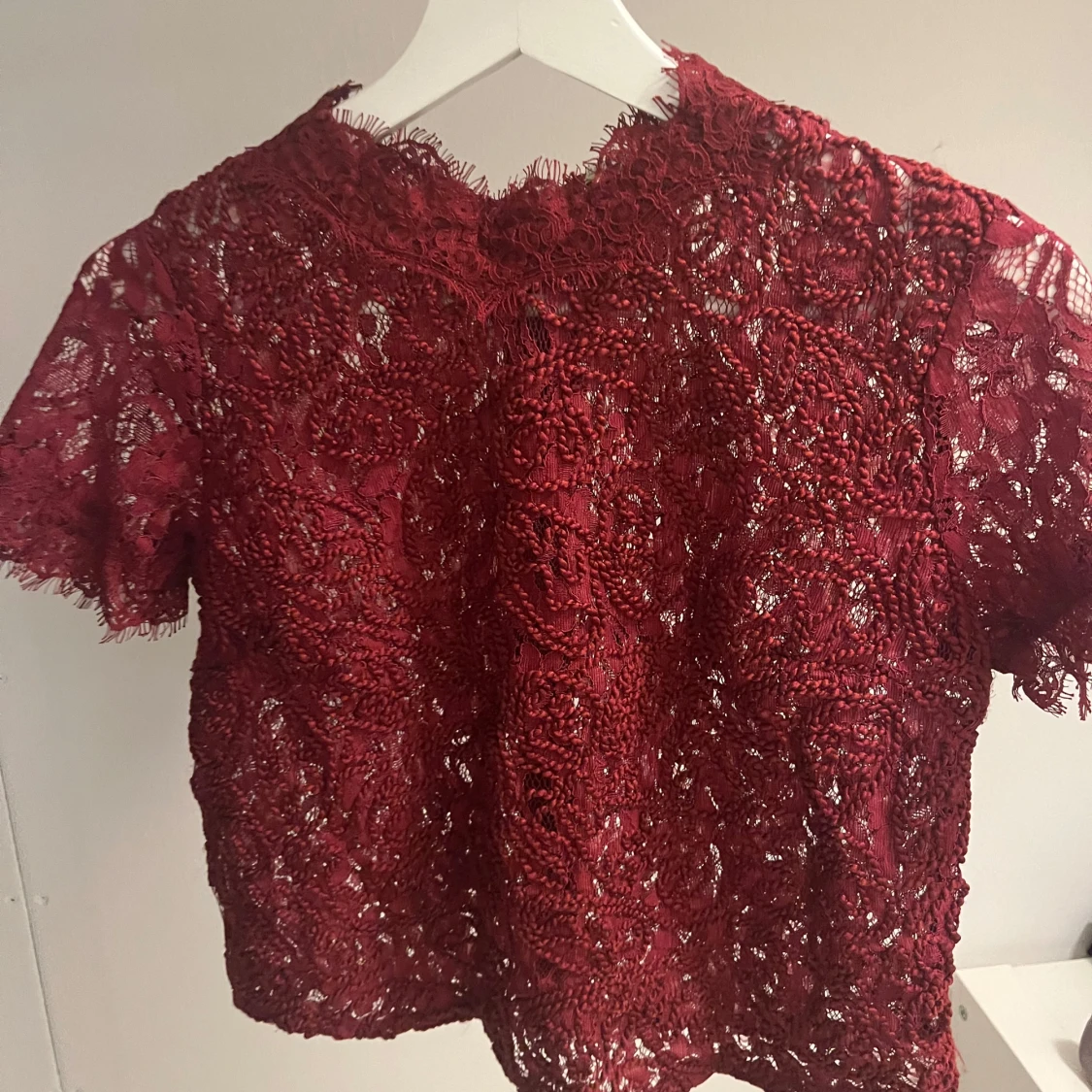 Vinröd spetsblus - 1