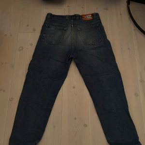 Polar Jeans - 92! Denim - Polar Jeans i strl 34/34.                                                            Bra skick, använda men inget som märks av!                Skriv för fler bilder :)