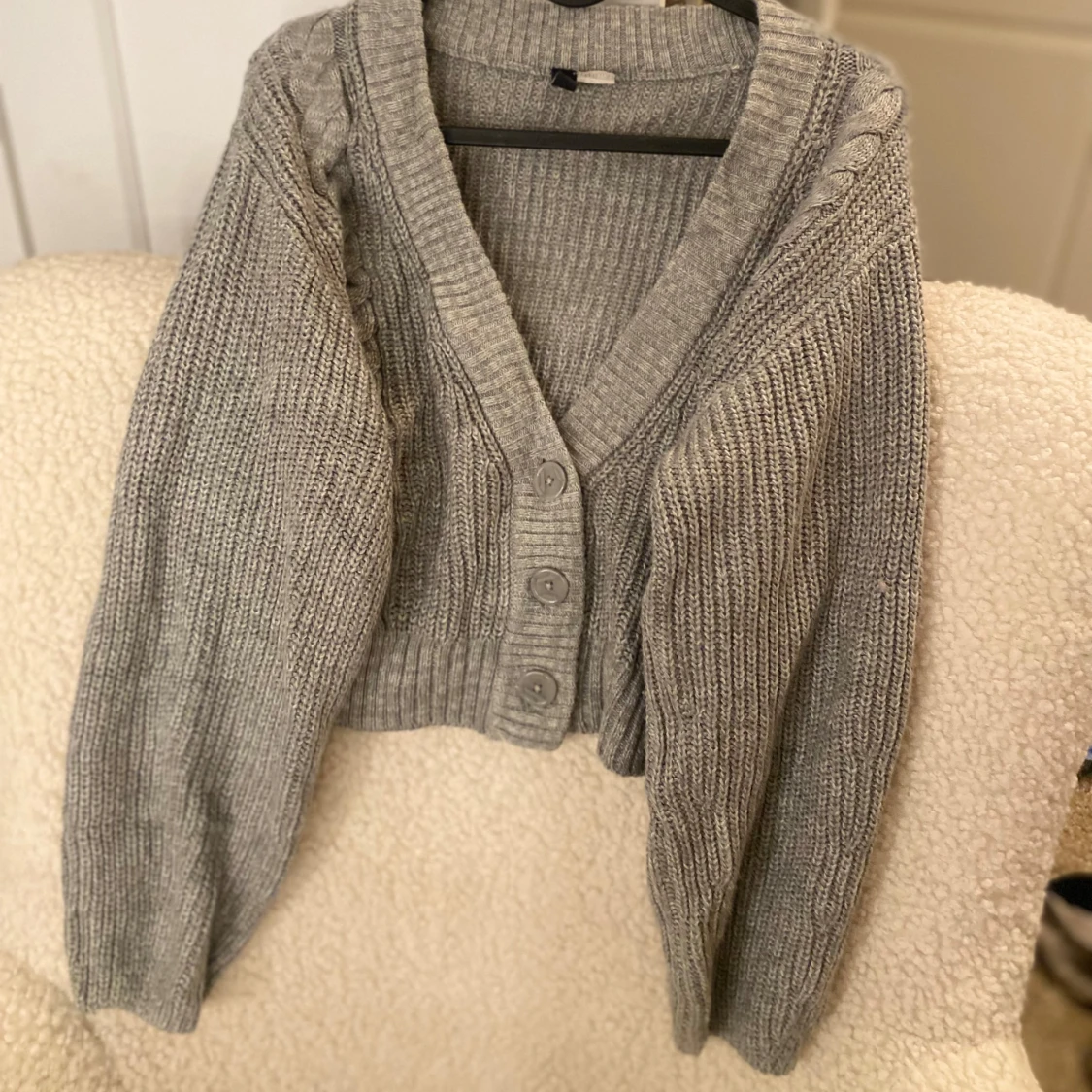 Grå stickad kofta