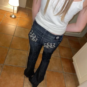 Mörkblå jeans med broderade bakfickor - Snygga och coola mörkblå jeans med unika fickor. De är köpta för 800 här på Plick men jag säljer för 600. Från märket rock and republic och de har inga tecken på användning.
