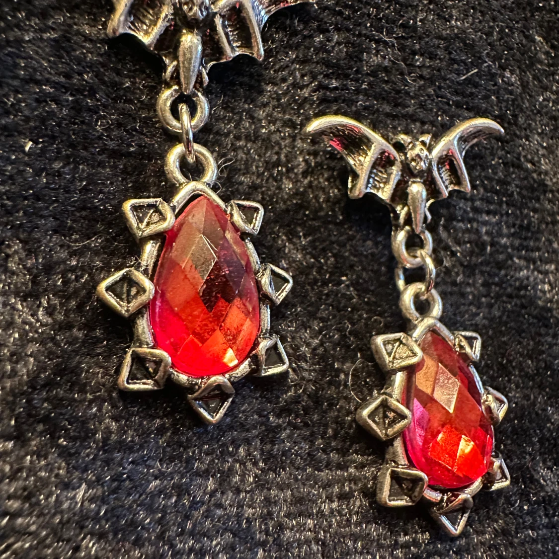 Gothiska örhängen med fladdermus och blodröd sten - 1