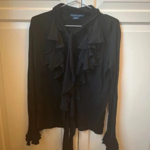 Fin Ralph lauren blus - Långärmad blus från Ralph Lauren med knytning runt halsen