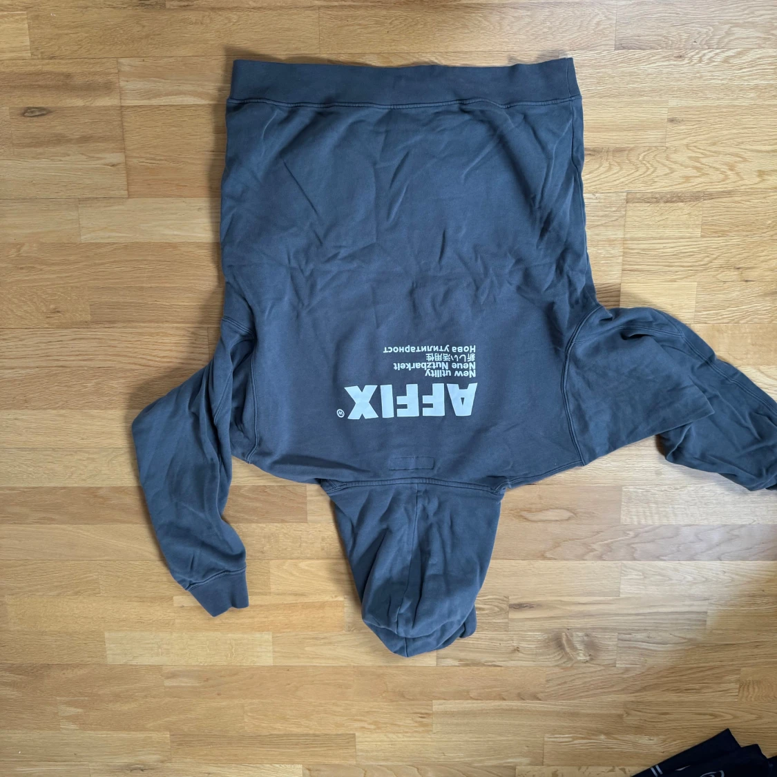 Grå hoodie från Affix - 1