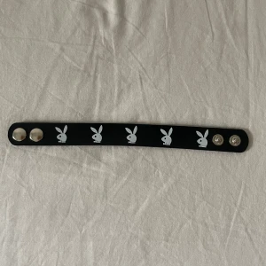 Playboy Armband - Playboy Armband, i en typ av läder och mått står på bilden! Aldrig bärt innan och i nyskick!⭐️