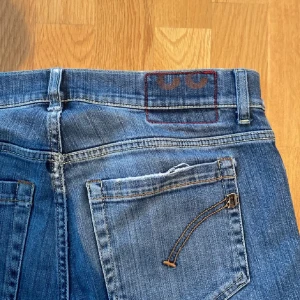 Dondup George - Säljer mina Dondup jeans som är i bra skick. Modellen är George. Kan gå ner i pris något vid en snabb och bra affär. Hör av er om ni undrar något!