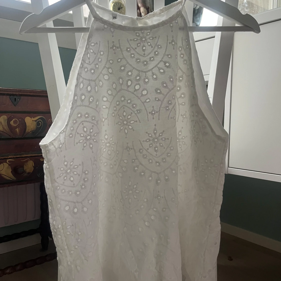 Vit ärmlös blus med broderi