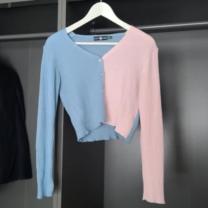 Blockfärgad ribbad kofta från Daisy Street - Säljer en unik blockfärgad kofta från Daisy Street i blått och rosa. Den är ribbad med knappar framtill och har en croppad design. Perfekt för att ge din outfit en färgglad, personlig touch! 💙💗