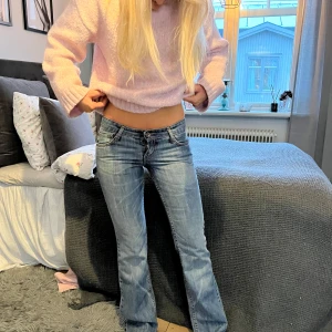 Blå bootcut jeans - Snygga blå bootcut jeans med låg midja. Jeansen har inga slitningar då dem använts få tal gånger! Midje måttet är W25 (64cm) och innerbens längden är W32 (83cm). Hör av er vid frågor/intresse!!🩷