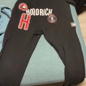 Svarta mjukisbyxor från Hoodrich - Säljer hoodrich byxor i fint skick storlek s