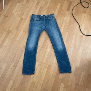 Blå jeans från Replay - Säljer mina fina replay jeans i storlek W 31 L 32,de har inga defekter. Nypris är ungefär 1499kr ungefär. Skriv om du har några funderingar :) Först till kvarn 😊