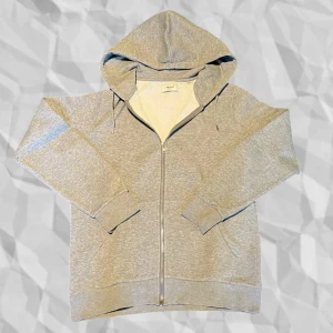 Grå zip hoodie S liknar polo Ralph lauren - Säljer en grå zip hoodie som har samma passform och färg som polo Ralph lauren. Hoodien är i fint skick och säljs pga att den är för liten för mig. Kom gärna med prisförslag!