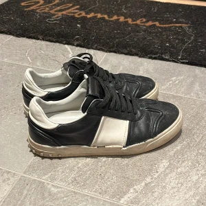 Valentino flycrew  - Säljer ett par valentino flycrew då dom är för små för mig, dom är inte i så bra skick och har tappat 2 nitar på en av skon. Själva sulan har gått upp på en av skon men går säkert att fixa och man limmar rejält. Dom är i storlek 40 och sitter TTS.