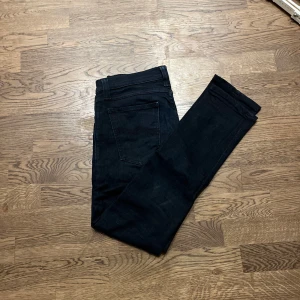 Nudie Jeans - Snygga mörklåa blåa jeans från Nudie. W 29 L 30. För mer frågor skriv privat!🌟