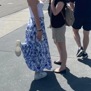 Blåvit blommig kjol från Lindex  - Snygg blåvit blommig kjol från Lindex med knytband i midjan. 