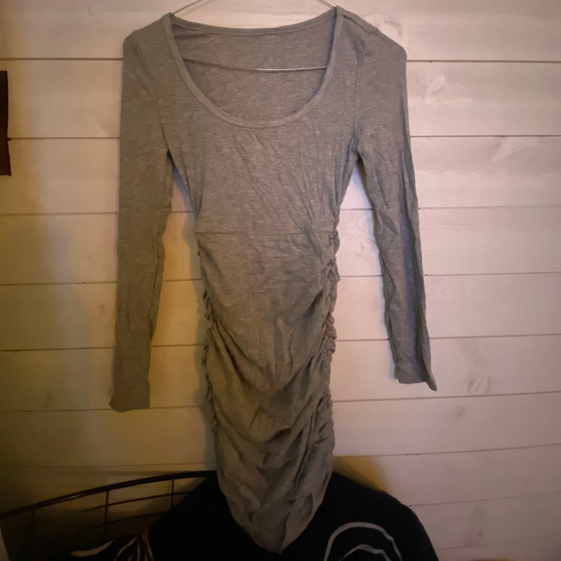 Grå ribbad klänning - 1