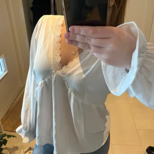 Vit blus  - Fin blus som passar perfekt till sommaren. Är i storlek L men passar mig som är storlek S. 🥰