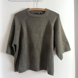 Stickad tröja - Stickad, grön tröja med trekvartsärm! Är normal i storleken, skönt material som inte alls sticks. Plagget är oanvänt och i nyskick! Det är bara att skriva om du har några frågor! <3 