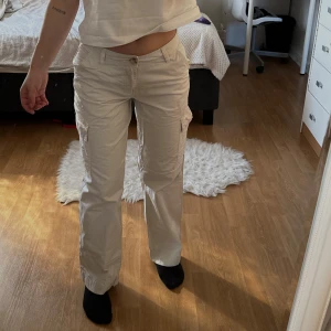 Beige cargopants - Säljer mina beige cargopants med flera fickor och en avslappnad passform. Storles Xs