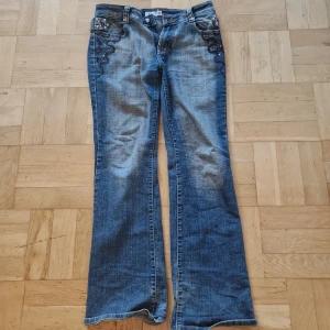 Snygga, unika jeans! - Snygga lowwaist bootcut jeans från Sevoo Fashion med unika pärldetaljer på fickorna. På sidan 5 finns det ett hål i skrevet men lätt att sy igen! Skriv om ni har några frågor eller funderingar💕 