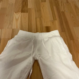 Vita low waist linnebyxor  - Lågmidjade linnebyxor xs/s. Sååå snygga. Passar mig i längden som är 168-169. Stretchig midja!! Köpte dem för ganska dyrt, runt 500 och dem är bara använda 2 gånger.