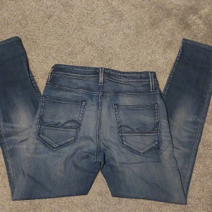 Blå jeans från Jack & Jones - Snygga blå jeans från Jack & Jones i modellen slim glenn. Helt nya. Storlek W30 L34. Men passar som 30/32 i längden 