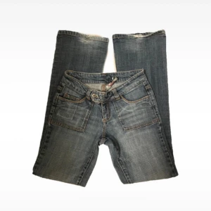 Lågmidjade jeans  - Lågmidjade bootcut jeans från ONLY 💞 storlek 34/36 men skulle säga 26/32 eller 27/32. Midjemått runt 37-38 cm rakt över Innerbenslängd: 82 cm Grenmått: 18 cm Höft: ca 45 rakt över