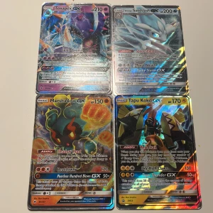 Pokémon GX-kort - Säljer fyra Pokémon GX-kort: Toxapex GX, Alolan Sandslash GX, Marshadow GX och Tapu Koko GX. Korten har en glansig yta och är i färgglada designer med olika Pokémon och deras förmågor. Perfekt för samlare eller spelare som vill förstärka sin kortlek.