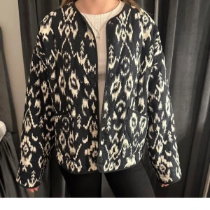 Zara Jacka - Snygg zebra mönstrad jacka från zara. I helt nytt skick. Skriv för fler bilder💕