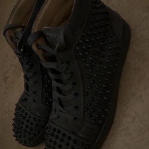 Christian Louboutin sneakers  - Säljer mina Louboutins skor. Skorna är bra skick  7/10