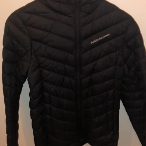 Svart dunjacka från Peak Performance - Säljer en svart dunjacka från Peak Performance. Jackan har en quiltad design med dragkedja framtill och långa ärmar. Perfekt för kyligare dagar och ger en stilren look, pris kan diskuteras 🖤🫶🏻