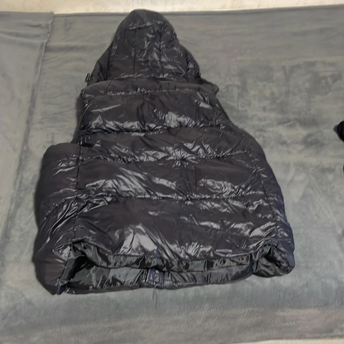 Svart dunväst med huva från Black good  - 2