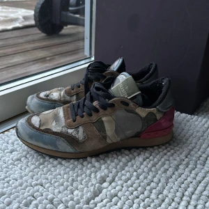 Valentino rockrunner - Hejsan säljer nu dessa valentino rockrunner till ett bra pris . Storlek 40 passar 41 . Skick 6/10. fler bilder skriv dm 💬 OBS box ingår inte bara skorna. Pris 1000 nypris runt 6/7 tusen. Ha en toppen dag eller kväll🙌🏻