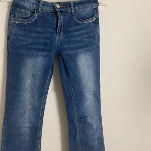 Låg midjade bootcut jeans  - Låg midjade bootcut jeans med knapp fickor från SHEIN. Köpte för ca 250 kr men säljer för 150kr men pris kan diskuteras 