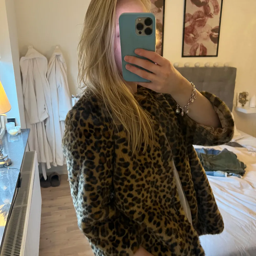 Säljer en trendig leopardmönstrad pälsjacka med trekvartsärmar. Jackan har en loose passform och är perfekt för att ge en djärv touch till din outfit. Den är både stilren och bekväm, vilket gör den till ett måste i garderoben. 🐆✨. Takit.