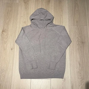 Merinoull hoodie - Säljer nu en skit snygg grå merinoull hoodie i 10/10 skick!! Helt ny!! XS men kan även passa en nybliven S. Hör gärna av er om ni är intresserade eller har frågor eller funderingar! Kom med bud!