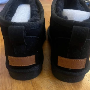 Uggs strl 40 - Uggsliknande boots i konstmaterial. Aldrig använda!