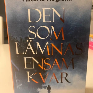  Den som lämnas ensam kvar - Viktoria Höglund - Endast läst vid 1 tillfälle! Perfekt skick! Spännande deckare där bankmannen Oscar Odin hittas mördad. Kriminalkommissarie Stefan Lindgren och psykologen Malin Dahl utreder fallet. Boken utforskar teman som makt, relationer och hemligheter i en tät och engagerande berättelse.