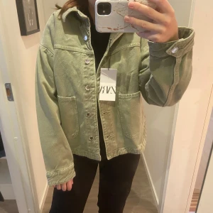 Jeansjacka zara - Säljer denna super snygga jeansjacka från zara som är ny med prislappen kvar! Säljer då jag har en annan jag använder! Nypris: 379kr.                                                 Storlek xs men passar även s