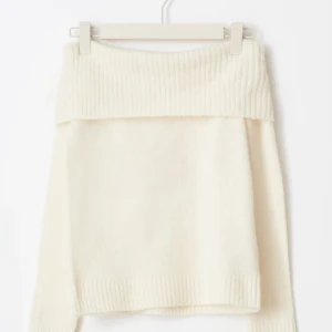 Vit stickad offshoulder tröja - Säljer en stilren vit stickad offshoulder tröja med ribbade detaljer. Perfekt för en trendig och bekväm look. Passar bra till både jeans och kjol.