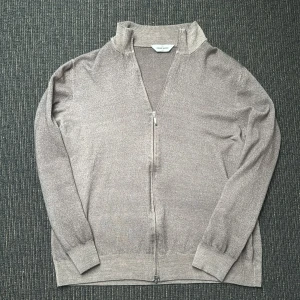 Gran Sasso tröja - Säljer nu denna sjukt feta zip tröjan från Gran Sasso. Storlek M och i Fint skick förutom ett litet hål under ARMHÅLAN som inte syns när man har på den. Därav för detta priset! 🤩