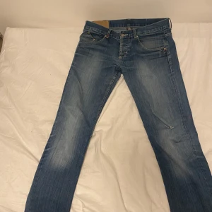 Dondup - Säljer dessa feta dondup jeans i färgen blå. Skick är 7/10 det på knät är design men ett hål i bakficka som man ser i bilden men inget man direkt märker av. Nypris 3700 mitt pris endast 950❗️❗️ pris kan diskuteras vid snabb affär!