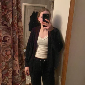 Svart kofta - Super skön kofta från Lindex i storlek S! Säljer då dem inte kommer till användning 😊den har även slitsar på sidorna 😁skriv om ni vill ha fler bilder eller har funderingar! 