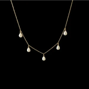 Guldhalsband med pärlor - Elegant guldhalsband med fem hängande pärlor. Perfekt för att ge en sofistikerad touch till din outfit. Kedjan är tunn och smidig, vilket gör den bekväm att bära hela dagen.