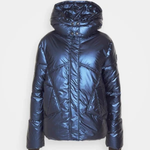 Blå glansig pufferjacka - Varm och skön vinterjacka från desigual. Sparsamt använd, nypris 1500