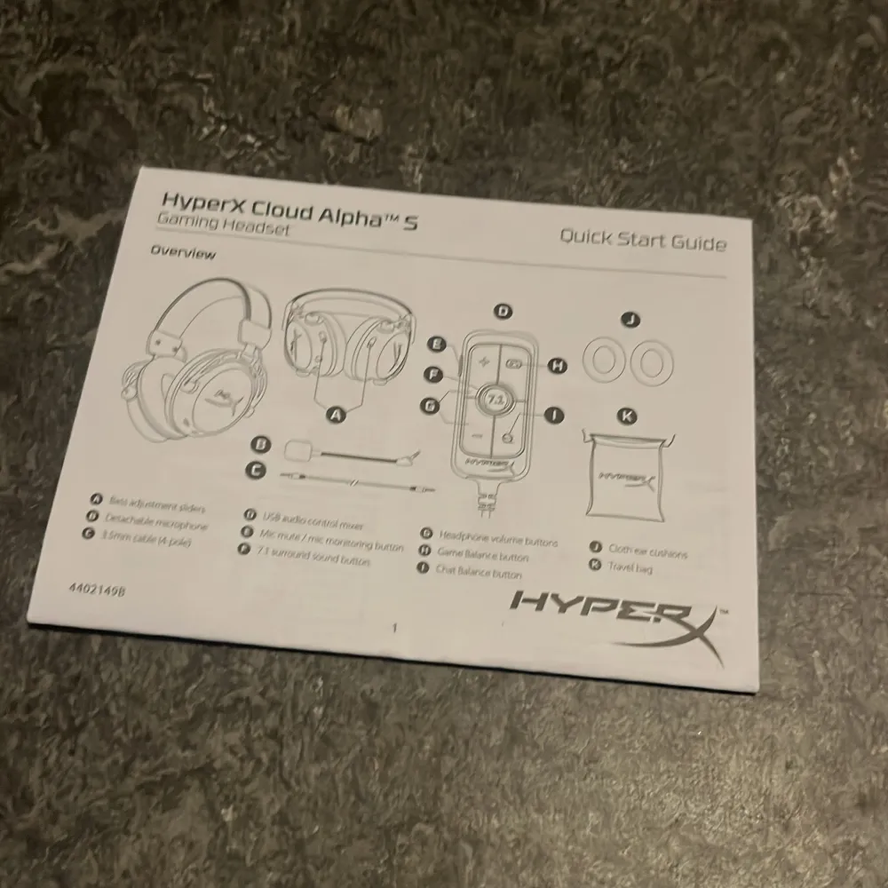 Säljer ett HyperX Cloud Alpha 5 gaming headset i svart. Det har en avtagbar mikrofon och en kontroll för ljudjustering. Perfekt för gaming med 7.1 surroundljud för en uppslukande upplevelse. Kommer med en snabbstartsguide och förvaringspåse.. Muu.