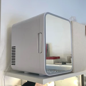 Beauty Fridge - ”Beauty fridge” från Clas Ohlson. Nyskick, har varit inkopplad men inte använts💞 Justerbara hyllplan och lampa med 3 lägen. Kan även användas som kyl till dryck då hyllplanen går att ta bort.